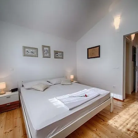 Seaview Lissa Apartman